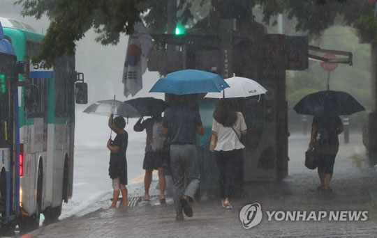 비 내리는 출근길 [연합뉴스 자료사진]