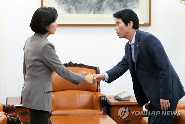 (서울=연합뉴스) 더불어민주당 이인영(오른쪽)ㆍ 자유한국당 나경원 원내대표가 4일 오후 국회 운영위원장실에서 조국 법무부 장관 후보자 인사청문회와 관련해 회동하고 있다.