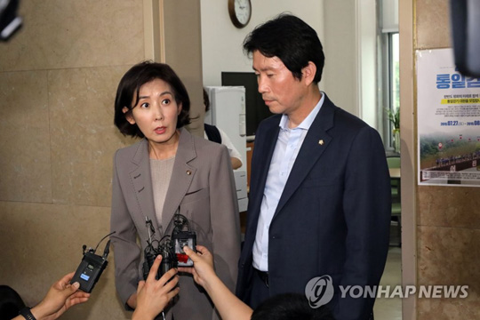 (서울=연합뉴스)  더불어민주당 이인영 원내대표와 자유한국당 나경원 원내대표가 4일 여의도 국회에서 조국 법무부 장관 인사청문회 합의사항에 대해 발표하고 있다