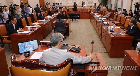 (서울=연합뉴스) 조국 법무부장관 후보자 인사청문계획서 채택을 위해 4일 오후 열린 국회 법사위 전체회의에서 여상규 위원장이 개회를 알리는 의사봉을 두드리고 있다.