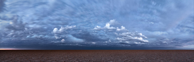 호주의 사진작가 머리 프레데릭스의 작품 ‘Salt 305’. 오스트레일리아 최대의 소금 호수인 에어 호는 홍수 뒤에 물이 마르면 붉은색 호수 바닥을 드러낸다. 이 책은 이 사진이 단순히 평평함이 아니라 무한한 공간이란 개념을 환기한다고 말한다.  소소의책 제공