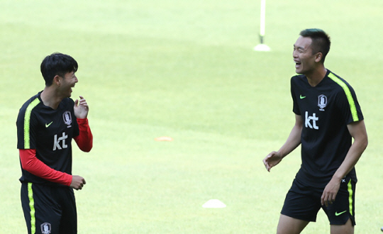 축구대표팀의 손흥민(토트넘 홋스퍼·왼쪽)과 김신욱(상하이 선화)이 4일 오후(한국시간) 터키 이스탄불의 파티흐 테림 스타디움에서 서로를 바라보며 활짝 웃고 있다.  연합뉴스