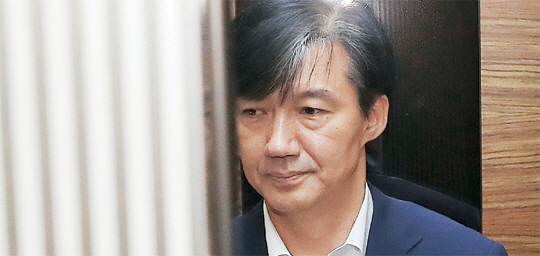 인사청문회를 하루 앞둔 조국 법무부 장관 후보자가 5일 오전 서울 종로구 적선현대빌딩에 마련된 인사청문회 준비단 사무실로 출근하고 있다.