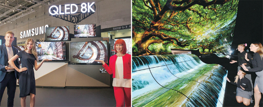 5일 독일 베를린에서 ‘IFA 2019’ 개막을 앞두고 삼성전자 모델들이 전시장(왼쪽 사진)에서 55형부터 98형까지 다양한 형태의 ‘QLED 8K’ TV 풀 라인업을 소개하고 있다. LG전자도 자사의 전시관 입구에 올레드 플렉시블 사이니지 260장을 이어붙인 초대형 ‘올레드 폭포’(오른쪽)를 설치해 올레드 TV의 고화질을 직접 체감하도록 했다.  삼성전자·LG전자 제공
