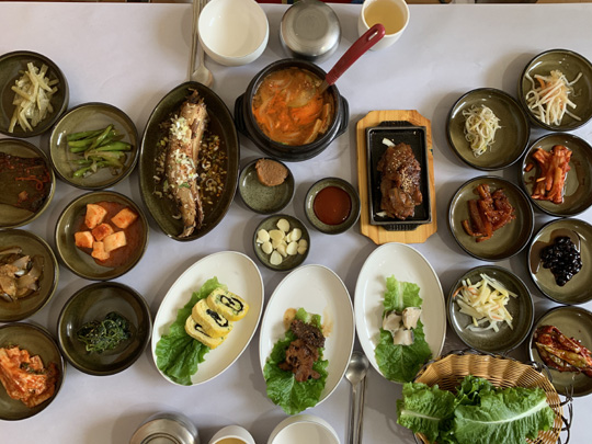 사랑채의 가정식 한상차림.