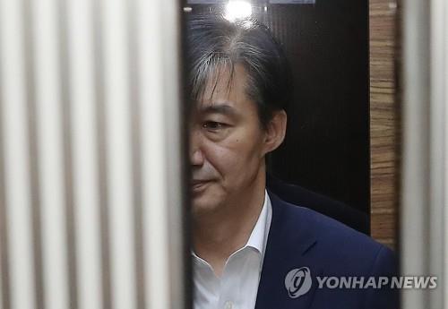 조국, 생각에 잠긴 채…[연합뉴스 자료사진]