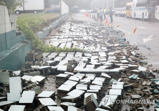 (인천=연합뉴스) 제13호 태풍 ‘링링’이 수도권을 강타한 7일 오후 인천시 중구 신흥동 한진택배 건물 담벼락이 강풍에 무너져 있다. 이 사고로 시내버스 운전기사 A(38)씨가 무너진 담벼락에 깔려 인근 병원으로 옮겨졌으나 숨졌다. 2019.9.7
