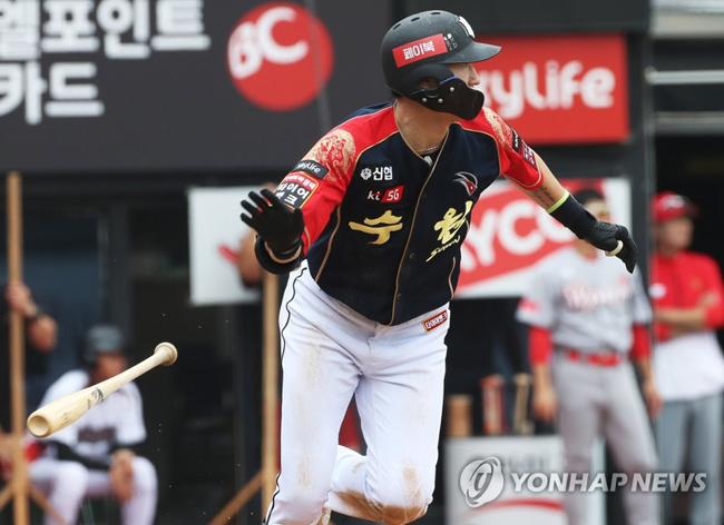 (수원=연합뉴스) 8일 오후 경기도 수원시 장안구 케이티위즈파크에서 열린 2019 KBO리그 프로야구 SK 와이번스와 kt wiz의 경기. 4회 말 2사 주자 2, 3루에서 kt 김민혁이 2타점 적시타를 치고 있다. 2019.9.8