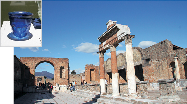 로마문화를 상징하는 폼페이는 쪽빛 로마유리가 많이 출토된 곳이기도 하다. 폼페이 티베리우스 개선문과 그 주변의 풍광. 왼쪽 위 사진은 천마총 유리그릇. 김문환 제공