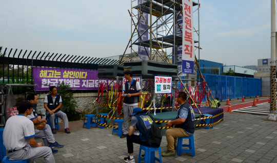 한국지엠 노조가 9일부터 기본급 인상 등 임금협상 요구안을 거부한 사용자 측에 맞서 전면파업에 돌입한 가운데 한국지엠 비정규직 노동자들이 9일 오전 인천 부평구 청천동 공장 정문 앞에서 해고자 전원 복직을 요구하며 농성을 벌이고 있다.