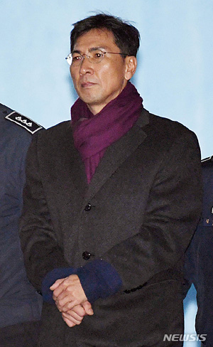 【서울=뉴시스】수행비서 성폭행 혐의로 기소돼 1심에서 무죄를 선고받은 안희정 전 충청남도 지사가 지난 2월1일 오후 서울 서초구 서울고등법원에서 열린 2심 선고공판에서 징역 3년6개월을 선고받은 후 법정 구속돼 구치소로 향하는 호송차에 오르고 있다. 2019.02.01.