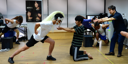 지난 4일 연극 ‘에쿠우스’ 연습장에서 말 마스크를 한 배우들이 동료들과 호흡을 맞추고 있다. 아래 사진은 주연 배우 안석환(오른쪽)과 서영주가 대사 연습을 하는 장면.