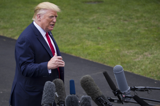 도널드 트럼프 미국 대통령이 9일 워싱턴 DC 백악관에서 전용헬기(마린원)에 탑승하기 전 취재진의 질문에 답하고 있다.  AP 연합뉴스