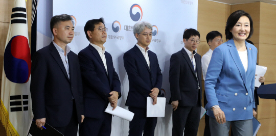 박영선(앞줄) 중소벤처기업부 장관이 10일 정부서울청사에서 ‘소상공인 자생력 강화 대책’을 발표한 후 인사를 하고 있다.  뉴시스