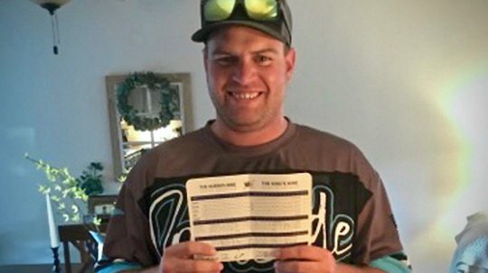 매트 도건이 홀인원이 기록된 스코어 카드를 든 채 포즈를 취하고 있다.   머큐리 뉴스 홈페이지 캡처