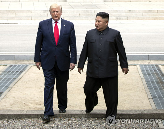 (판문점=연합뉴스) 도널드 트럼프 미국 대통령과 북한 김정은 국무위원장이 지난 6월 30일 오후 판문점 군사분계선에서 만나 함께 북측으로 넘어갔다가 남측으로 돌아오고 있다.[연합뉴스 자료사진]