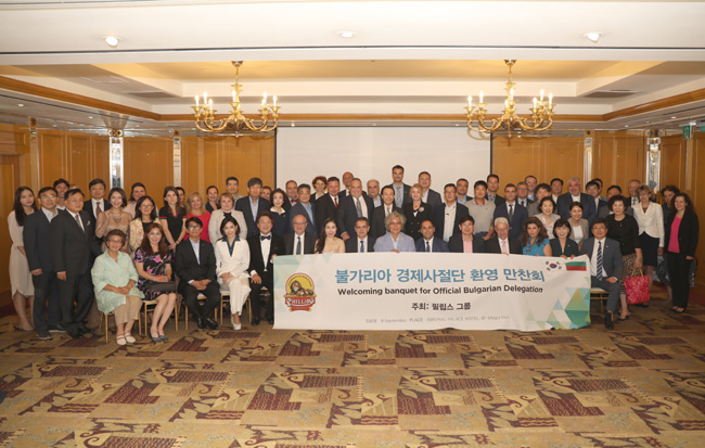 9일 강남구 소재 임피리얼팰리스 호텔에서 불가리아 경제사절단과 국내 경제인이 행사를 마친 후 기념사진을 찍고 있다.(사진 필립스이브이 제공)