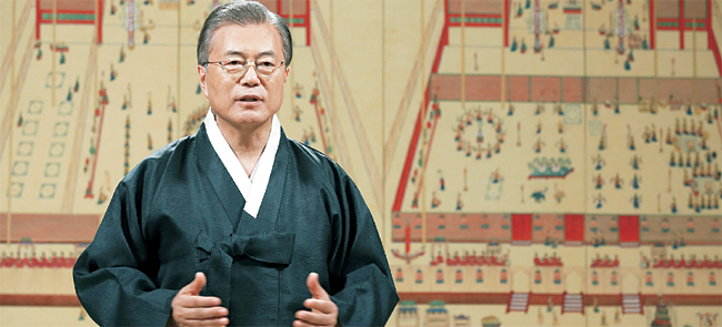 문재인 대통령이 11일 추석을 앞두고 페이스북에 올린 동영상에서 “활력 있는 경제가 서로를 넉넉하게 하고, 공정한 사회가 서로에게 믿음을 주며, 평화로운 한반도가 서로의 손을 잡게 할 것”이라며 국민에게 명절 인사를 하고 있다.  청와대 제공