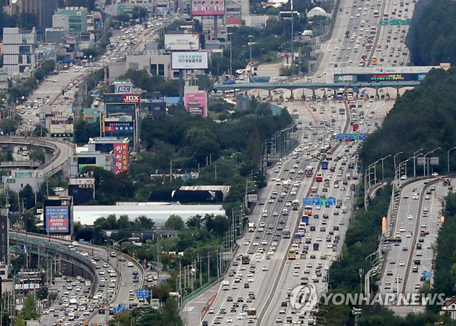 (경기=연합뉴스) 추석 연휴를 하루 앞둔 11일 오후 경찰청 귀성길 점검 헬기에서 바라본 궁내동 서울톨게이트 인근 경부고속도로의 차량 소통이 원활한 모습을 보이고 있다. 2019.9.11 [항공촬영 협조 : 서울지방경찰청 항공대 이용길 경감, 경기북부지방경찰청 경위 박형식]