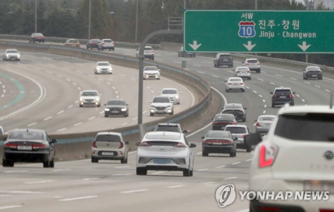 (부산=연합뉴스) 추석 연휴 첫날인 12일 남해고속도로에서 차량이 달리고 있다. 이날 부산을 오가는 귀성길 교통상황은 대체로 원활한 흐름을 보였다. 2019.9.12