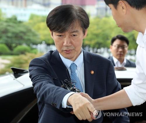 출근하는 조국 법무부 장관 [연합뉴스 자료사진]