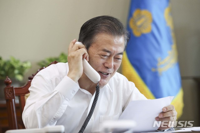 【서울=뉴시스】문재인 대통령이 11일 오전 청와대 여민관에서 MBC 라디오 표준 FM ‘여성시대, 양희은 서경석입니다’ 추석특집 프로그램 ‘우린 추석이 좋다’ 3부에서 전화 인터뷰를 하고 있다. 2019.09.11. (사진=청와대 제공)