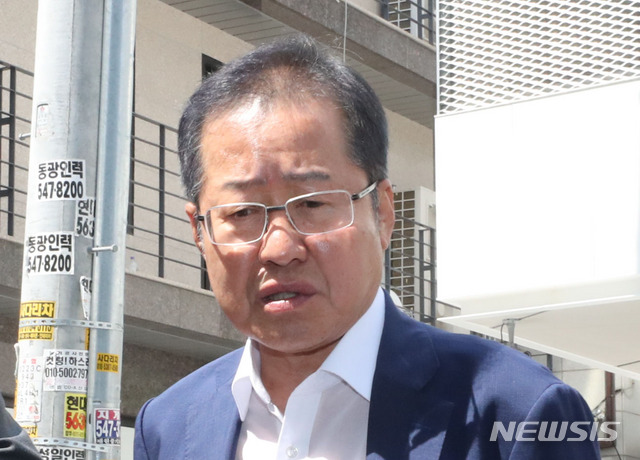 【서울=뉴시스】 홍준표 전 자유한국당 대표가 3일 오전 유시민 노무현재단 이사장과 유튜브 ‘홍카레오(홍카콜라+알릴레오)’ 맞짱토론 녹화를 위해 서울 강남의 한 스튜디오에 도착해 인터뷰하고 있다. 2019.06.03.