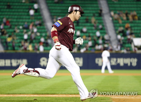 (서울=연합뉴스) 16일 오후 잠실야구장에서 열린 2019 KBO 리그 키움 대 두산 경기. 6회 초 2사 때 솔로 홈런을 친 키움 박병호가 그라운드를 돌고 있다.