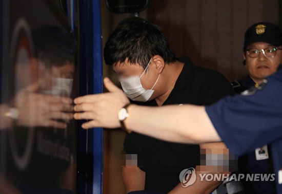 (서울=연합뉴스) 조국 법무부 장관 가족을 둘러싼 사모펀드 투자 의혹의 ‘몸통’인 조 장관의 5촌 조카인 조모씨가 16일 새벽 서울 서초동 서울중앙지검에서 조사를 받은 뒤 구치소로 향하는 호송차에 타고 있다.