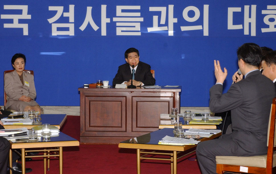 조국 법무부 장관이 이르면 19일부터 ‘검사들과의 대화’를 가질 계획이어서 노무현 전 대통령의 ‘검사들과의 대화’를 연상케 한다는 목소리가 나오고 있다. 사진은 지난 2003년 3월 9일 노 전 대통령이 정부종합청사에서 가진 ‘전국 검사들과의 대화’ 모습. 연합뉴스