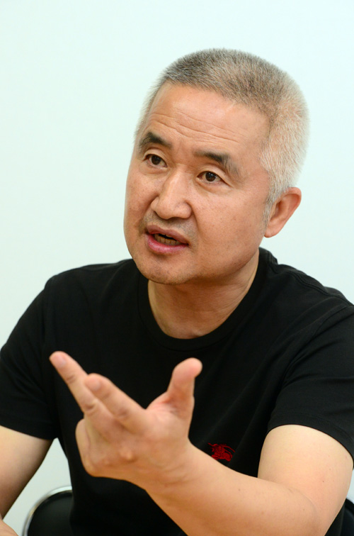 최진석 서강대 철학과 명예교수가 지난 10일 서울 강남구 개인 연구실에서 “내가 정한 뜻대로 내가 기필코 가야 한다는 생각은 제도를 넘나들고자 하는 유혹에 빠질 수 있다”고 말하며 공자의 ‘4무(毋)론’을 설명하고 있다.