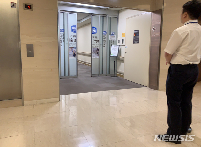 【서울=뉴시스】 지난 16일 박근혜 전 대통령이 입원한 서울성모병원 21층 VIP병동 중간문이 열리고 있다. 중간 문 앞에는 병원 보안팀 직원들이 외부인 출입을 막고 있다. 2019.09.16.