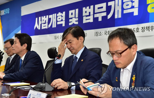 당정협의 참석한 조국 장관(서울=연합뉴스) 조국 법무부 장관이 18일 국회 의원회관에서 열린 더불어민주당 사법개혁 및 법무개혁 당정협의에 참석해 있다. 2019.9.18