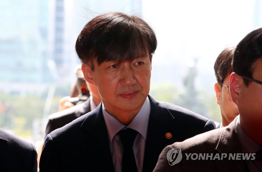 (서울=연합뉴스) 조국 법무부 장관이 17일 오전 문희상 국회의장과 더불어민주당 이해찬 대표, 이인영 원내대표 예방을 위해 국회로 들어서고 있다. 2019.9.17