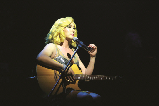 ‘남성섹슈얼리티의 위계’는 소년·독신·동성애자·장애인 남성을 사례로 들며 사회적인 기준에 미달하거나 필수조건을 충족하지 못하는 남성은 성적 시민권자의 지위를 누릴 수 없음을 지적한다. 사진은 완벽한 성전환에 실패한 트랜스젠더 로커를 주인공으로 다룬 뮤지컬 ‘헤드윅’ 무대의 한 장면.     창작컴퍼니 다 제공