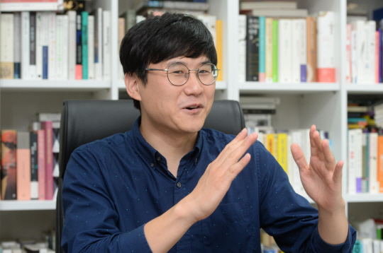 <북팀장의 BOOK TALK>‘대리사회’ 김민섭, 1인 출판사 첫 장을 펼치다