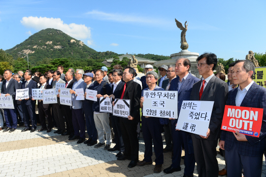 ‘사회정의를 바라는 전국교수모임’ 소속 전·현직 대학교수들이 19일 오전 청와대 앞에서 조국 법무부 장관 사퇴를 촉구하는 시국선언을 하고 있다.  신창섭 기자