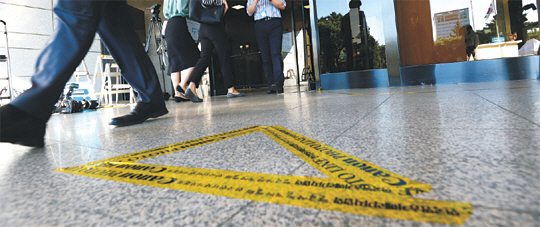 검찰이 조국 법무부 장관의 부인 정경심 동양대 교수에 대한 주중 공개소환을 검토 중인 것으로 알려진 가운데, 23일 오전 서울중앙지검 현관에 포토라인이 설치돼 있다.