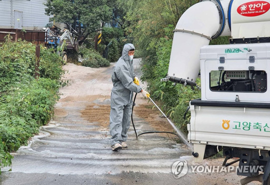 (고양=연합뉴스) 농협은행 고양시지부(지부장 김재득)는 20일 경기도 고양시 송포 양돈단지에서 고양축협과 아프리카돼지열병(ASF) 차단 방역을 벌였다고 밝혔다. [농협 고양시지부 제공. 재판매 및 DB 금지]