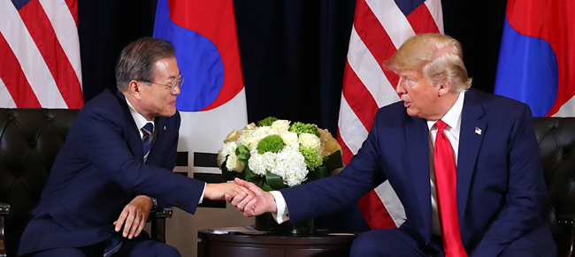 문재인 대통령과 도널드 트럼프 미국 대통령이 23일 미국 뉴욕 인터콘티넨털 바클레이 호텔에서 열린 9차 한·미 정상회담에 앞서 악수를 하고 있다. 문 대통령은 24일 유엔총회 기조연설을 마친 뒤 26일 귀국할 예정이다.  연합뉴스