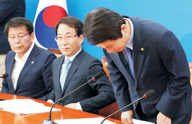 이인영(오른쪽) 더불어민주당 원내대표가 24일 오전 국회에서 열린 원내대책회의에 참석, 의자에 앉기 전 머리를 깊이 숙여 인사하고 있다. 조국 법무부 장관 관련 논란으로 민심 이반이 확산하는 상황에서 이 원내대표가 이례적인 인사를 하자, 사회를 맡은 이원욱(〃 두 번째) 원내수석부대표는 “이 원내대표가 국민께 인사한다는 심정으로 머리를 숙이지 않았을까 생각한다”고 말하기도 했다. 연합뉴스