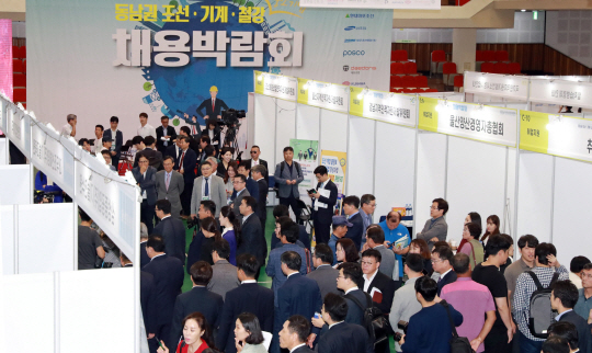 23일 울산 남구 KBS홀에서 국내 주요 조선업체들이 참여한 ‘동남권 조선·기계·철강 채용 박람회’가 열린 가운데 구직자들이 채용 전시 부스를 살펴보고 있다.  연합뉴스