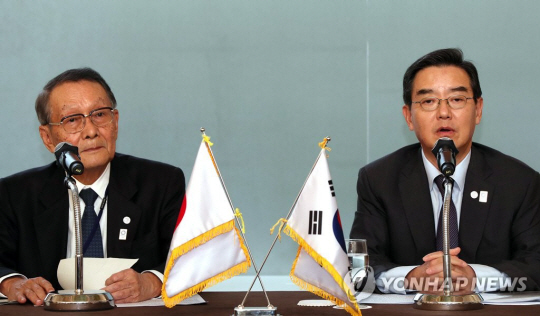 김윤(오른쪽) 한일경제협회 회장과 사사키 미키오(佐佐木幹夫) 일한경제협회 회장이 지난 2017년 9월 27일 서울 중구 소공동 롯데호텔에서 열린 ‘제49회 한일경제인회의’ 공동기자회견에서 취재진들의 질문에 답하고 있다.  연합뉴스