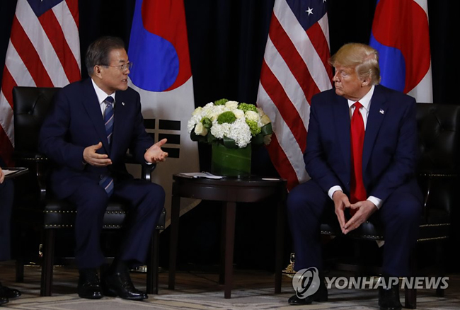 (뉴욕=연합뉴스) 문재인 대통령이 23일 오후 (현지시간) 미국 뉴욕 인터콘티넨탈 호텔에서 도널드 트럼프 미국 대통령을 만나 얘기를 나누고 있다.