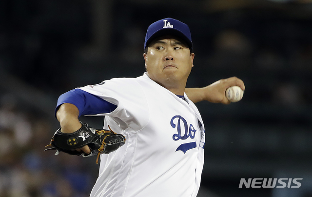 【로스앤젤레스=AP/뉴시스】LA 다저스의 류현진이 4일(현지시간) 미 캘리포니아주 로스앤젤레스 다저스타디움에서 열린 2019 메이저리그 콜로라도 로키스와의 경기에 선발 등판해 2회 투구하고 있다. 2019.09.05.