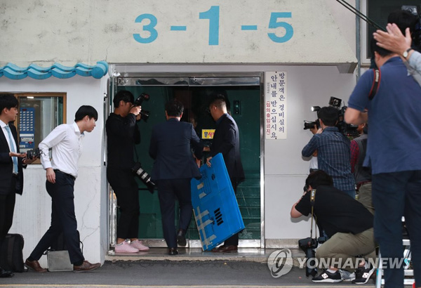 (서울=연합뉴스)  23일 오후 검찰 관계자들이 박스를 들고 서울 서초구 방배동 조국 법무부 장관의 자택으로 향하고 있다.