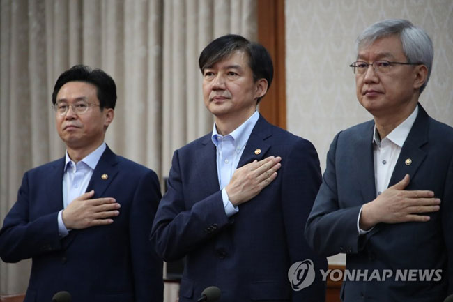 (서울=연합뉴스) 조국 법무부 장관이 24일 정부서울청사에서 열린 국무회의에 참석해 국민의례를 하고 있다. 2019.9.24