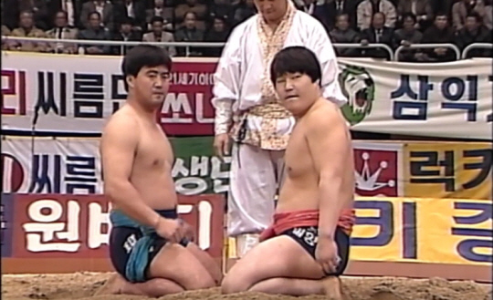 조회수 100만 건을 기록한 이만기(왼쪽)와 강호동의 과거 맞대결 영상.