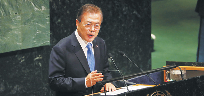 문재인 대통령이 24일 미국 뉴욕 유엔총회 회의장에서 비무장지대(DMZ)에 유엔 기구 유치와 지뢰 제거 국제기구 동참 등의 내용을 담은 ‘DMZ 국제평화지대’ 구상을 담은 기조연설을 하고 있다.  연합뉴스