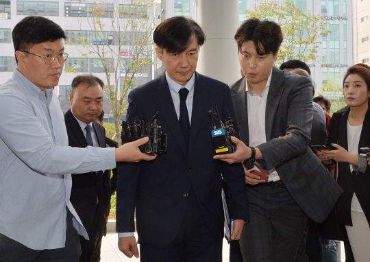 조국 법무부 장관이 25일 오전 충남 천안시 동남구 천안지방검찰청에서 열린 ‘검사와의 대화’를 위해 청사로 들어서고 있다.